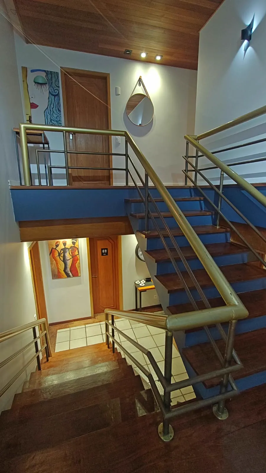 Escada e corredor interno do escritório