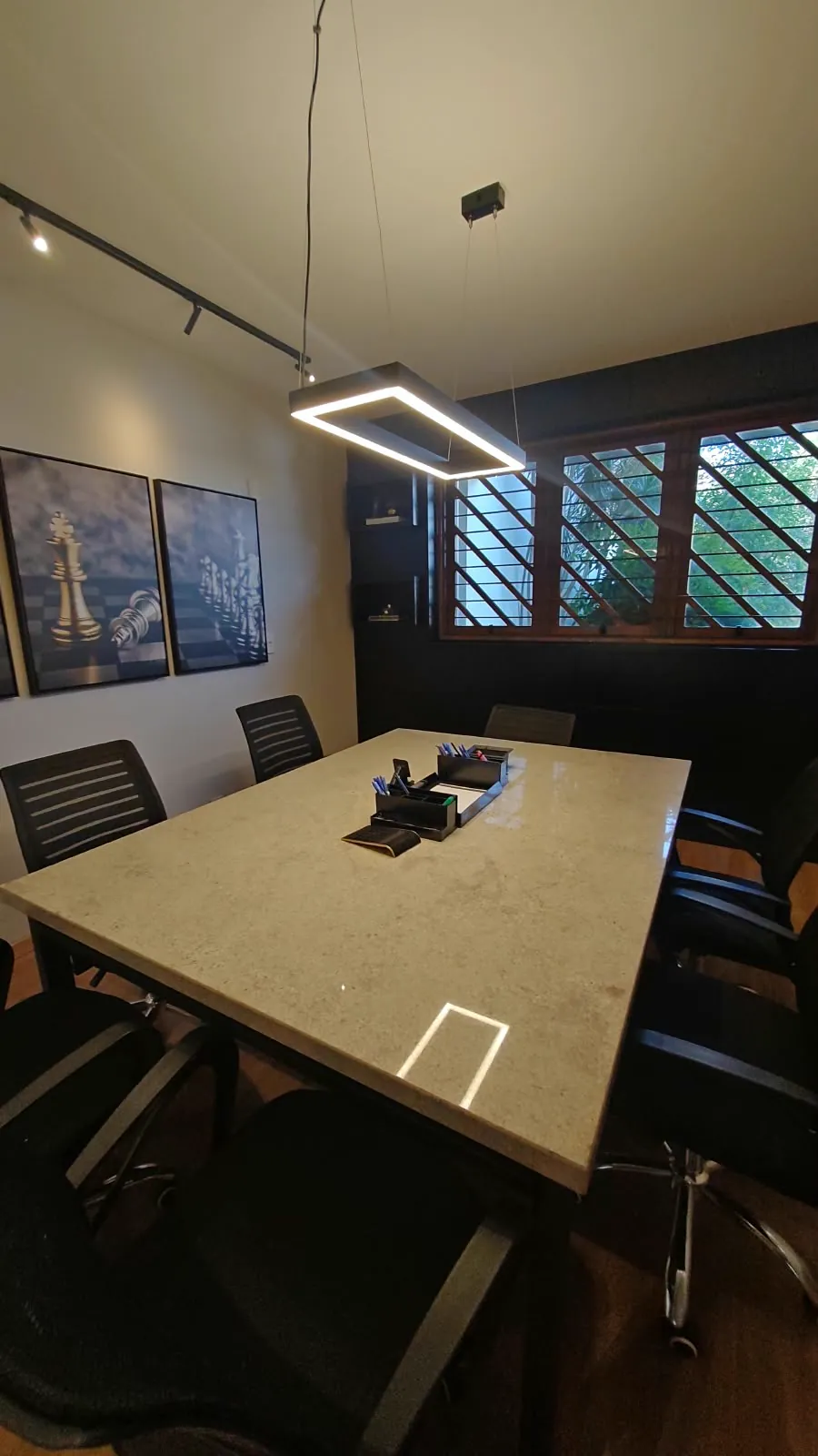 Sala de reunião reservada para atendimento aos clientes