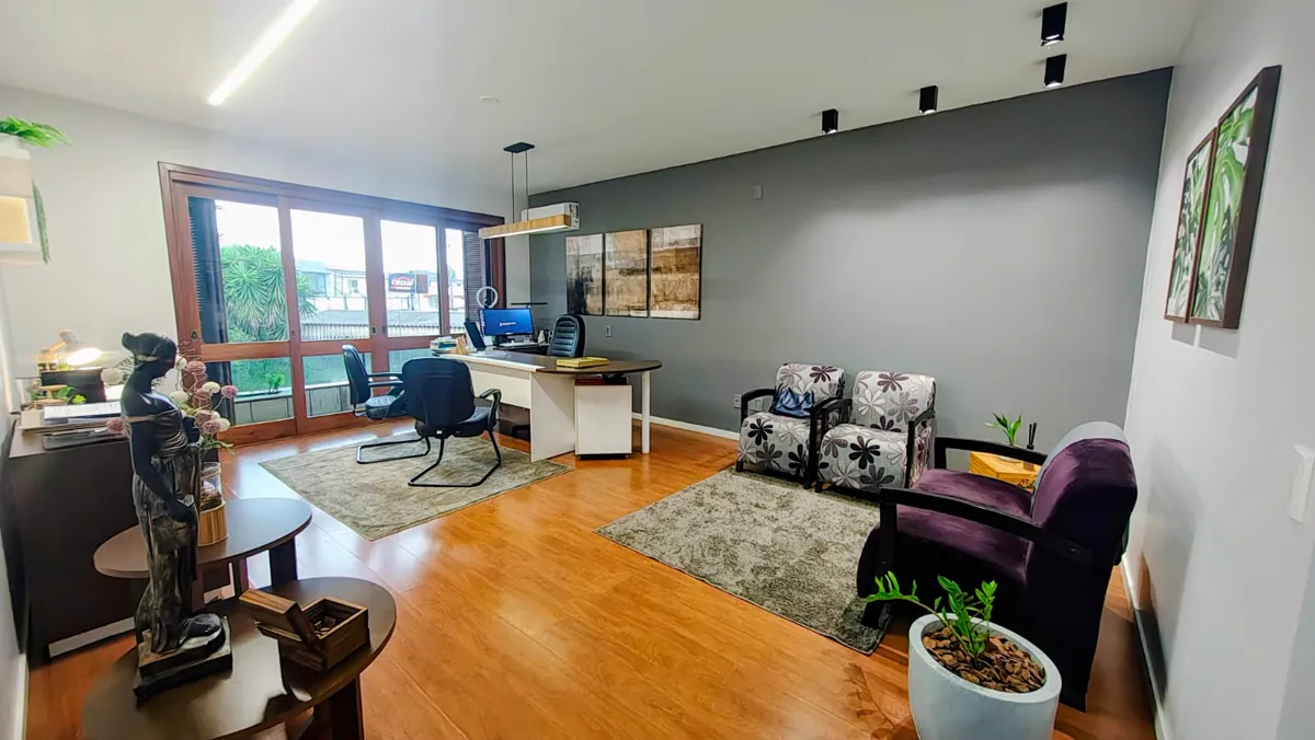 Sala da Dra. Liange com mesa de trabalho, área de espera e estátua da Justiça