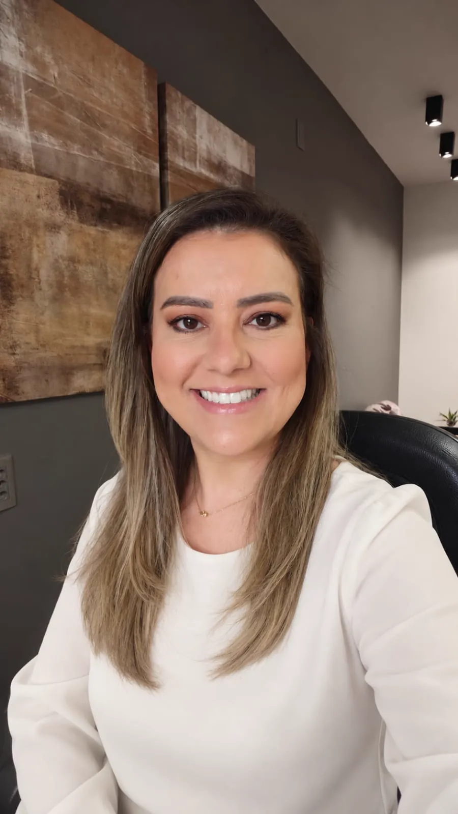 Dra. Liange Ortiz Mendes sorrindo em seu escritório